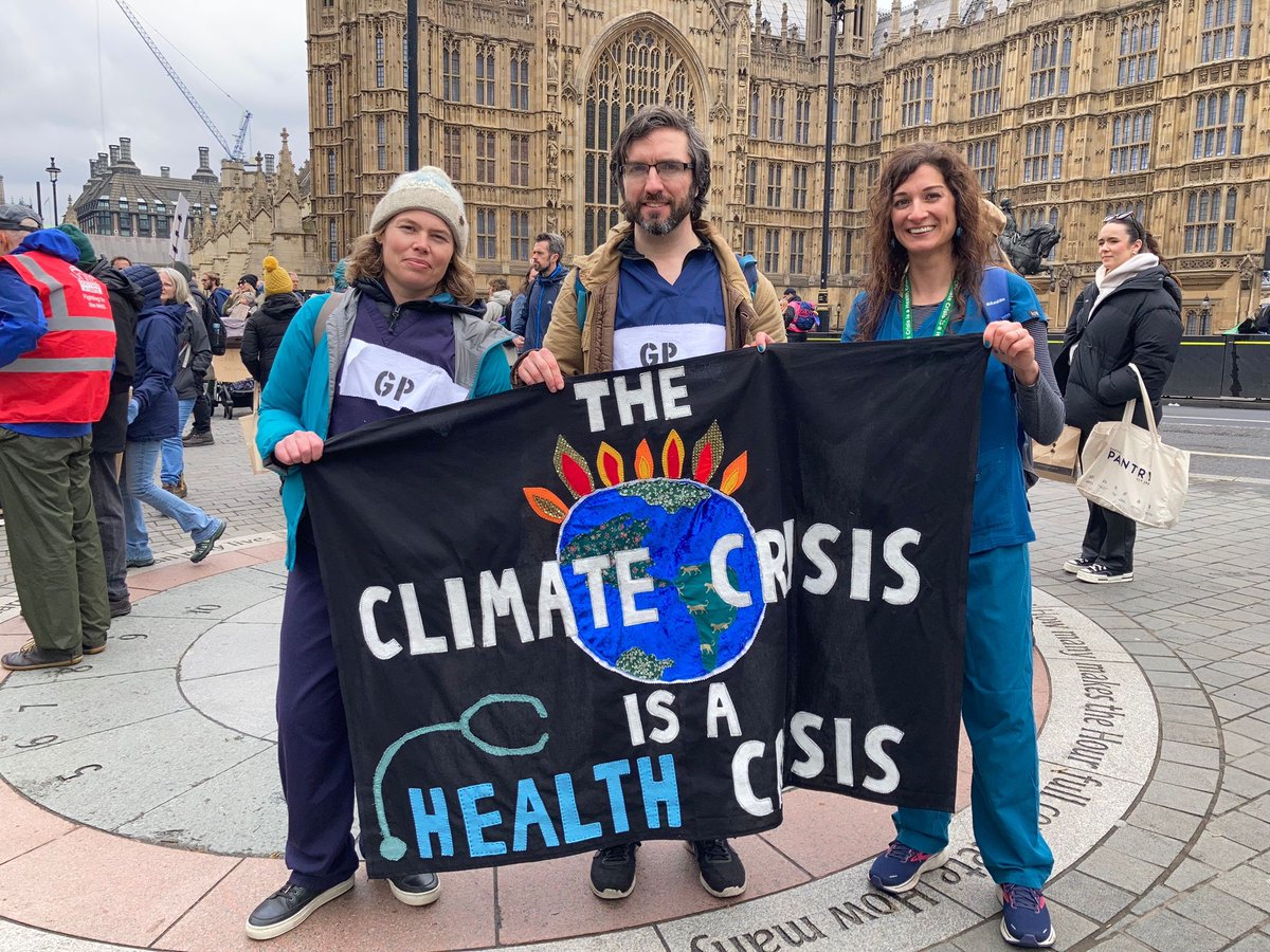 Positive &amp;hopeful atmosphere outside Parliament and brilliant to see <a href="/DrChrisNewman/">chris newman</a> - thanks for the pic @OSMPdoc.
<a href="/DoctorsXr/">Health for XR</a>