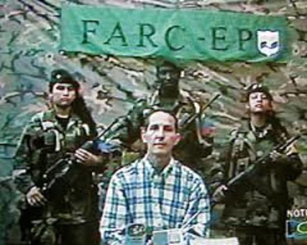 josueartex's tweet photo. #Hilo3/6 🛑 Las FARC-EP montaban retenes sorpresivos en las vías y detenían el flujo de vehículos. Luego seleccionaban a las personas que podían pagar un rescate y se las llevaban. A los demás los amenazaban, robaban o asesinaban. También quemaban o dañaban los vehículos. 🔥🚫🚗 #ALaCalleEl22A
