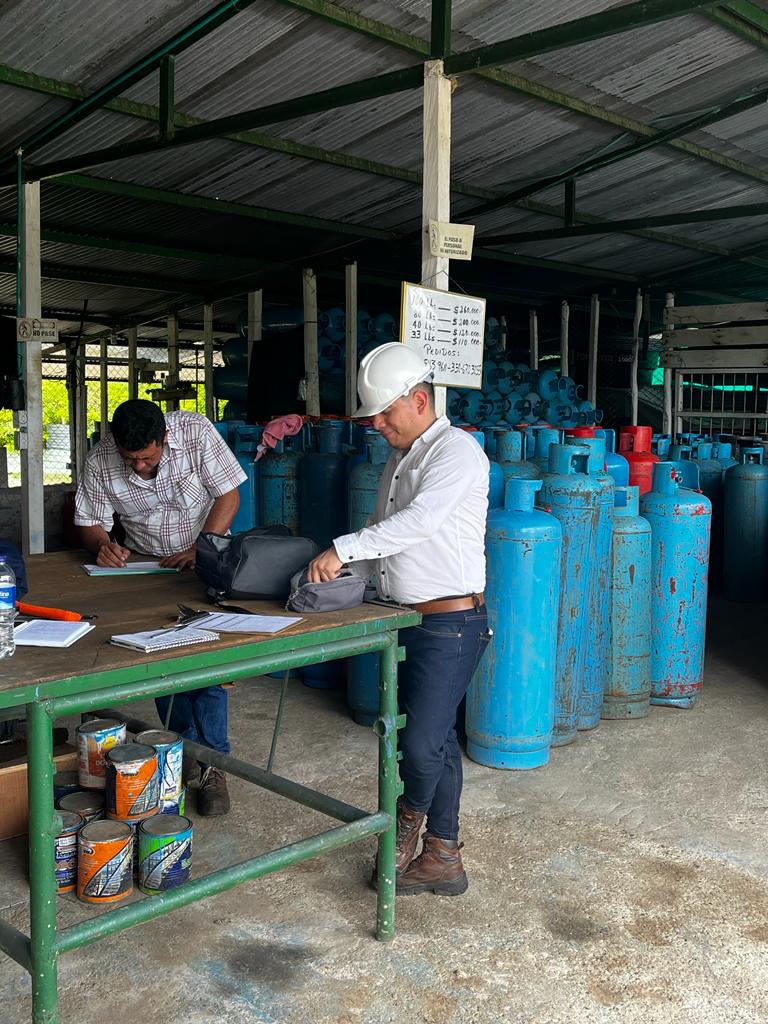 Superservicios's tweet photo. 🔎¡Inspeccionamos, vigilamos y controlamos a los prestadores en 🇨🇴!
Visitamos las empresas 🔥#InversionesGLP
🔥#NortesantandereanaDeGas 🔥#GasZipa 🔥#Rayogas para inspeccionar su funcionamiento teniendo en cuenta los siguientes criterios:⬇️🧵 https://t.co/j4HbJbz42s