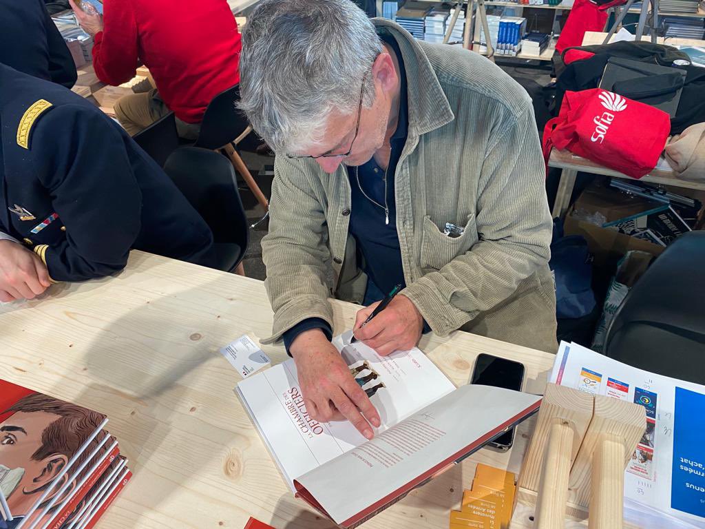 santearmees's tweet photo. 📚Au @festival_livre de Paris
✅Visite du MGA Rouanet de Berchoux, #DCSSA sur le stand @Armees_Gouv
✅Séance de #dédicace avec Philippe Charlot 😉

#FLP2023
#LeMinarmSeLivre https://t.co/gBnWN9Gv15