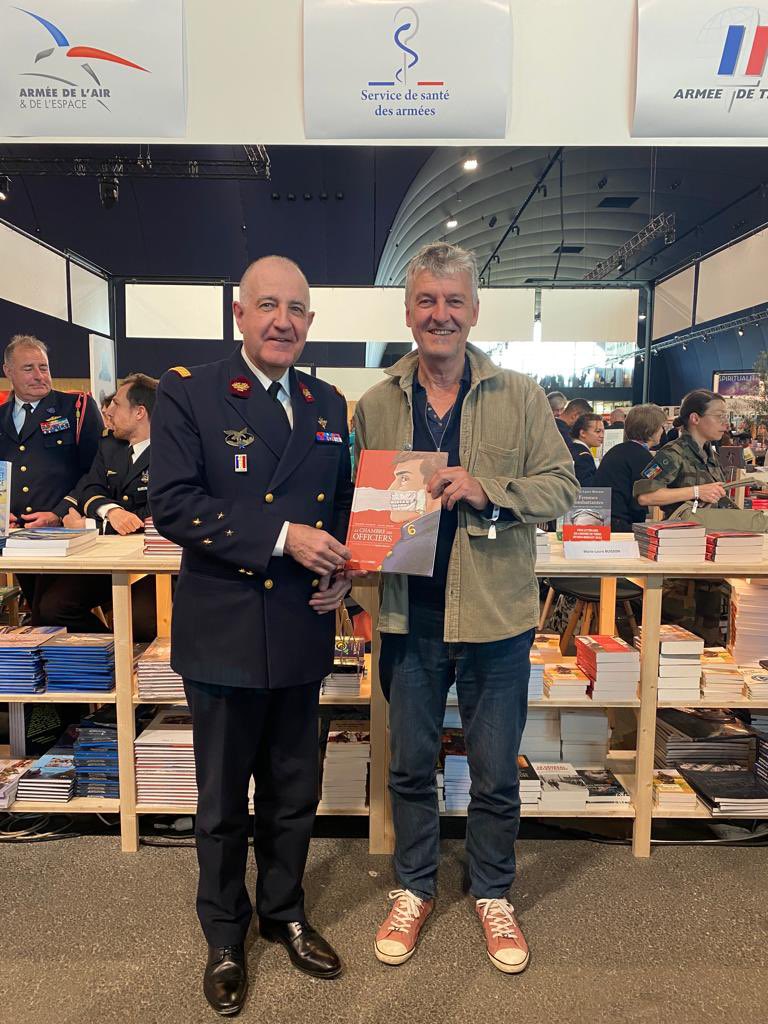 santearmees's tweet photo. 📚Au @festival_livre de Paris
✅Visite du MGA Rouanet de Berchoux, #DCSSA sur le stand @Armees_Gouv
✅Séance de #dédicace avec Philippe Charlot 😉

#FLP2023
#LeMinarmSeLivre https://t.co/gBnWN9Gv15