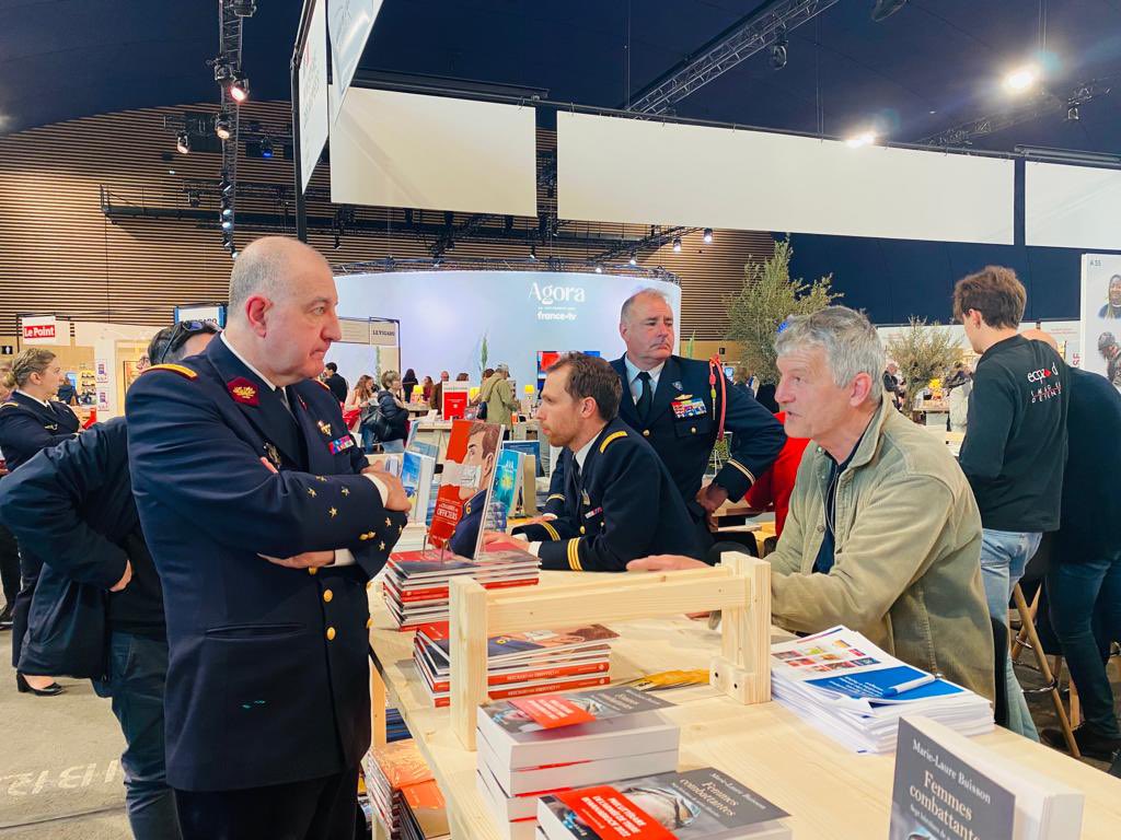 santearmees's tweet photo. 📚Au @festival_livre de Paris
✅Visite du MGA Rouanet de Berchoux, #DCSSA sur le stand @Armees_Gouv
✅Séance de #dédicace avec Philippe Charlot 😉

#FLP2023
#LeMinarmSeLivre https://t.co/gBnWN9Gv15
