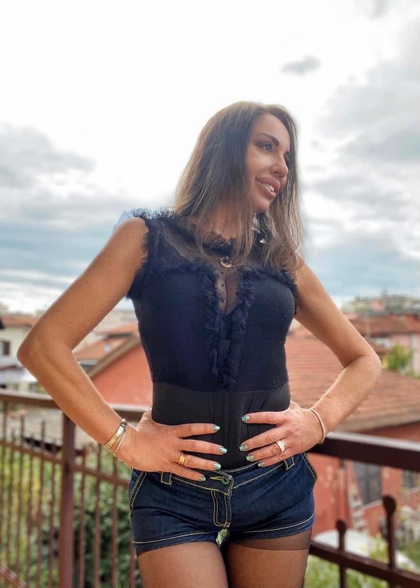 Ufficiale 😜 ultimo giorno di collant per quest’anno #shorts🤩#shortjeans #collant #Friday #friday #21aprile #cloudysky #beautiful #beauty #Loveyourself #Smile #weekend #onthebalcony