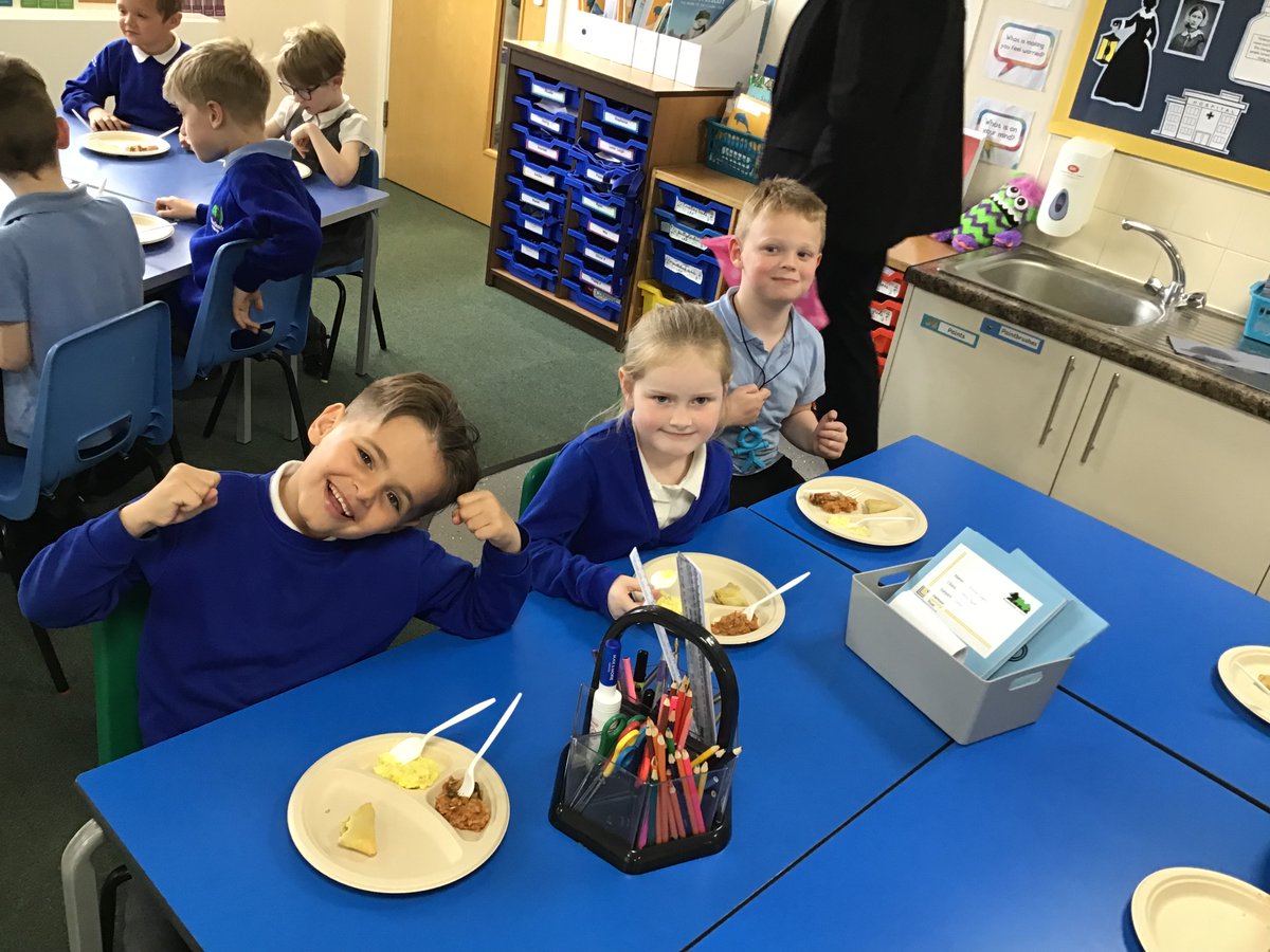 wla_y2's tweet photo. To celebrate Eid, we tried some typical food that would be eaten during the celebration and created our own Mehndi designs. https://t.co/2KWqaVF4aQ