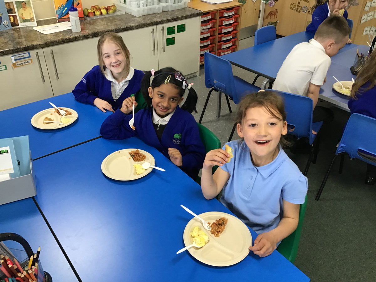 wla_y2's tweet photo. To celebrate Eid, we tried some typical food that would be eaten during the celebration and created our own Mehndi designs. https://t.co/2KWqaVF4aQ