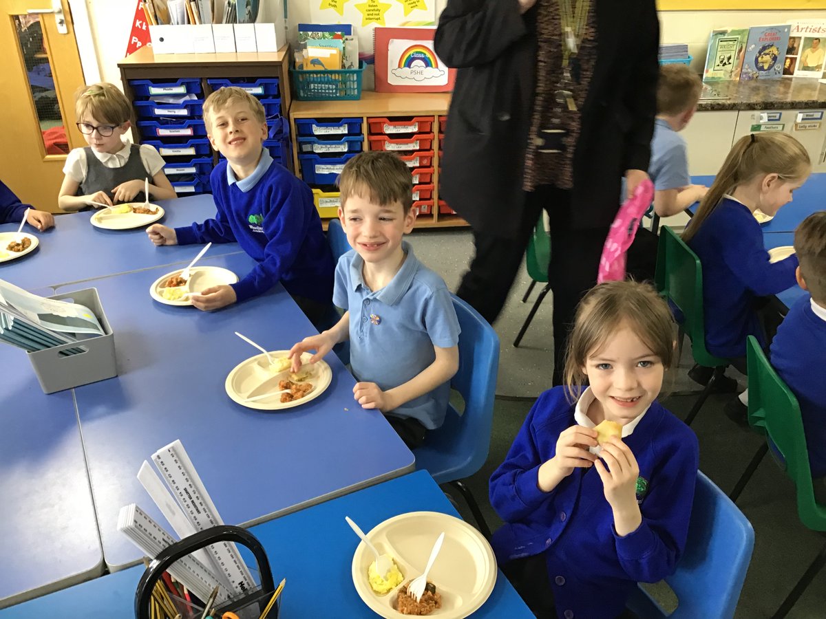 wla_y2's tweet photo. To celebrate Eid, we tried some typical food that would be eaten during the celebration and created our own Mehndi designs. https://t.co/2KWqaVF4aQ