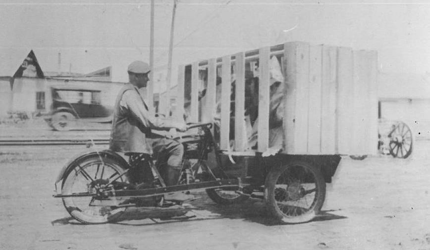 #TBT 1919: Modified Excelsior-Henderson 3-wheeler hauls 3 crated Harleys from Tulsa railway to our dealership! 🏍️🚂 #VintageRide #MotorcycleHistory