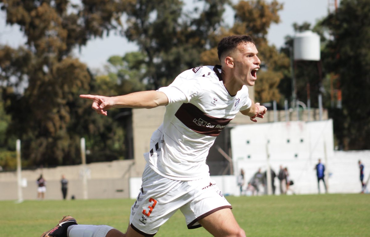 caplatense's tweet photo. #TorneoProyección 🗣️ Así celebró el gol Ignacio Szarko, que por un bombazo le dio la ventaja al "Calamar".

⏱️ 38' ST
⚪🟤 CAP 1️⃣ 🆚 🔵🔴 CASLA 0️⃣

💻 En vivo por https://t.co/90eGoaqfB2 ✅

#SiemprePlatense🤎 https://t.co/Rapnppw0jM