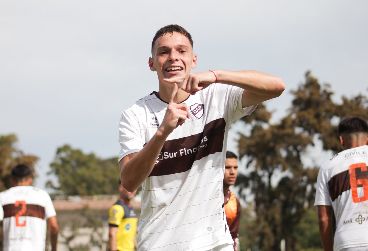 caplatense's tweet photo. #TorneoProyección 🗣️ Así celebró el gol Ignacio Szarko, que por un bombazo le dio la ventaja al "Calamar".

⏱️ 38' ST
⚪🟤 CAP 1️⃣ 🆚 🔵🔴 CASLA 0️⃣

💻 En vivo por https://t.co/90eGoaqfB2 ✅

#SiemprePlatense🤎 https://t.co/Rapnppw0jM
