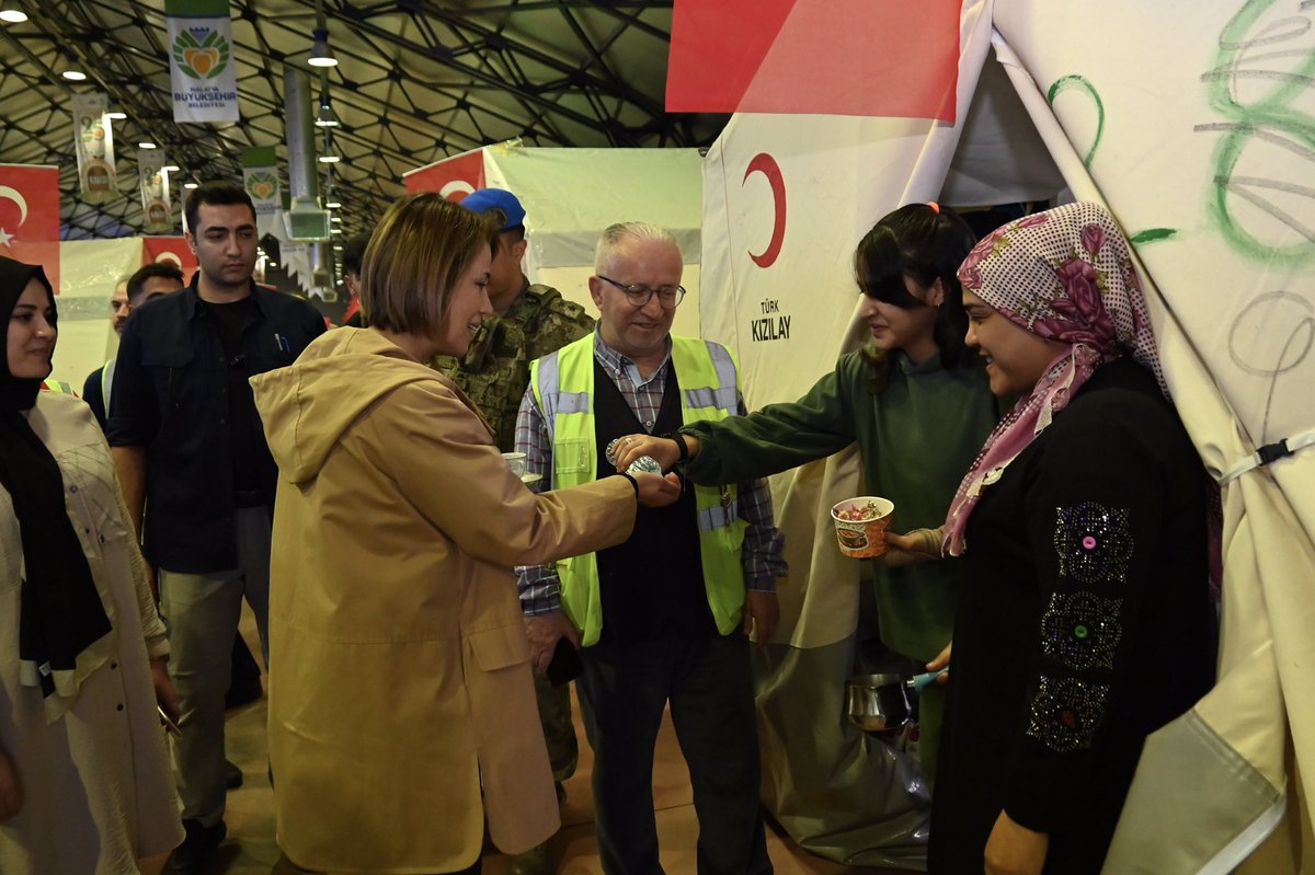 ➡️Cumhurbaşkanımız Recep Tayyip Erdoğan’ın liderliğinde emeği geçenlere teşekkür eden Vali Becel, depremzede vatandaşlarımızın çadır sofralarına konuk oldu.