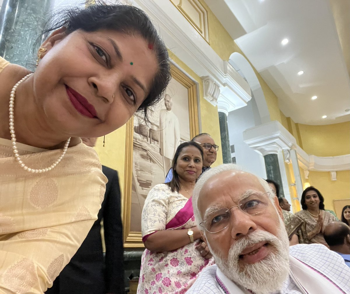 आज राष्ट्रपति भवन में राष्ट्रपति भवन सांस्कृतिक केंद्र में विश्व के सबसे शक्तिशाली नेता, देश के यशस्वी प्रधानमंत्री माननीय श्री <a href="/narendramodi/">Narendra Modi</a> जी के साथ सेल्फ़ी लेने का सौभाग्य मिला।