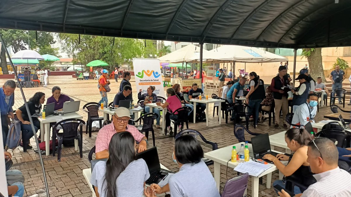 DefensoriaCol's tweet photo. 1/2 🧵Nuestras #DelegadaSalud y #RegionalMeta adelantan jornada descentralizada en la Plaza Los Libertadores de #Villavicencio. Promover, proteger y garantizar el derecho fundamental a la #Salud son los propósitos de @DefensoriaCol. ¡Seguimos presentes en los territorios! https://t.co/KcEB0kzKKT