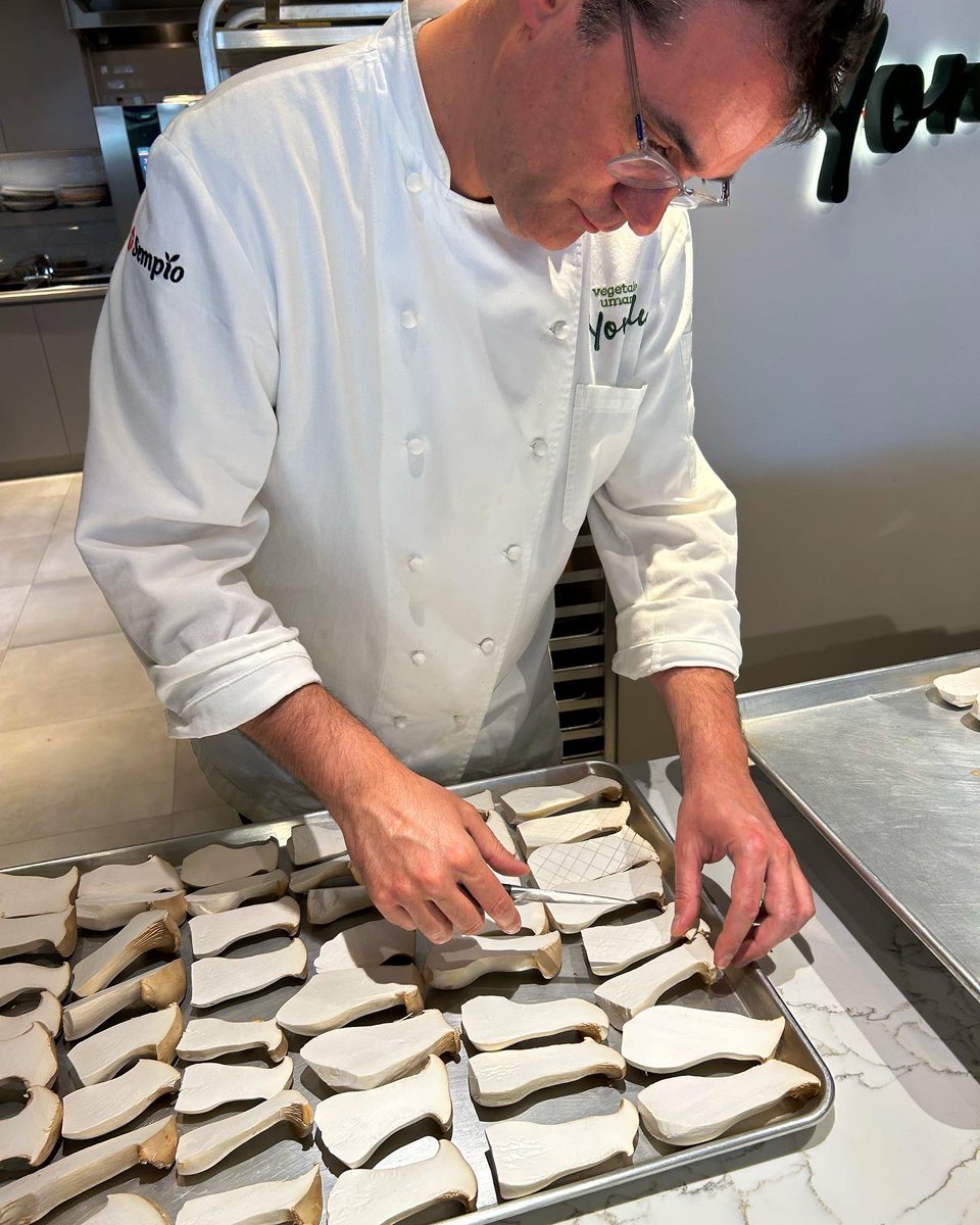 eterra_kitchen's tweet photo. For Those Who Missed Our Earth Day Celebration at @yondu.usa - Here’s at a glance at the “Caramelized Trumpet Mushroom Steak” recipe.
#smallhold #plantbaseddiet #cooking #chefsrolll #nycchef #nyc
#nyccommercialkitchen #nyckitchenrental #nycrentalkitchen #nycvenue #eterrakitchen https://t.co/kaAP7Ix825
