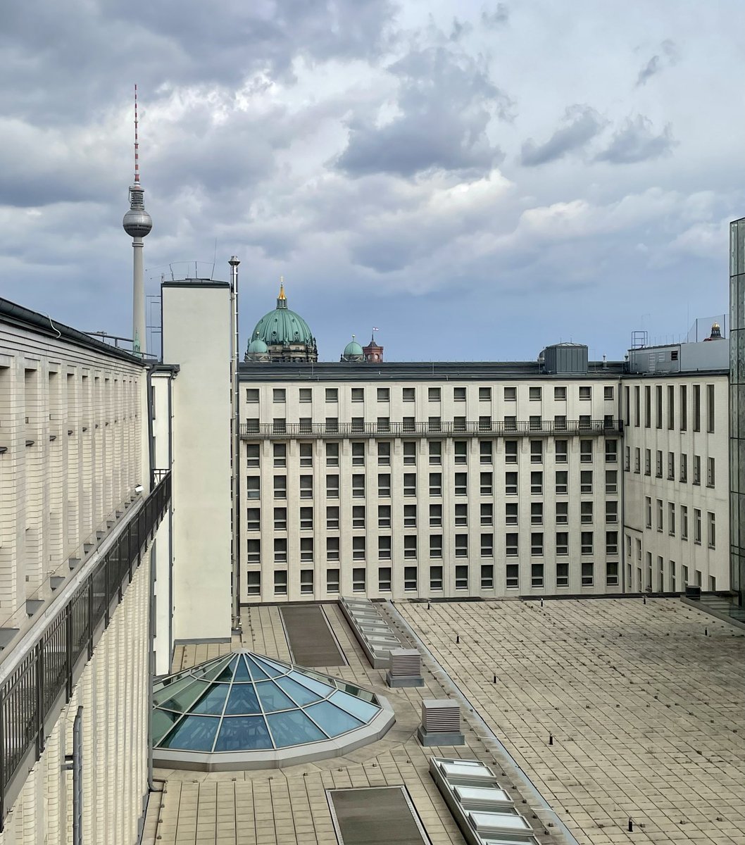 bonstabi's tweet photo. Gestern Besuch des Magazin-Teams @sbb_news Unter den Linden. Schöne Ein- &amp; Ausblicke, erstklassige Ordnung. Speziell im wertvollen historischen Zeitungsbestand bleibt freilich noch einiges zu tun: #Bestandserhaltung bzw. #Digitalisierung der seltenen Titel weiter hoch notwendig https://t.co/4iwSWKt7OT
