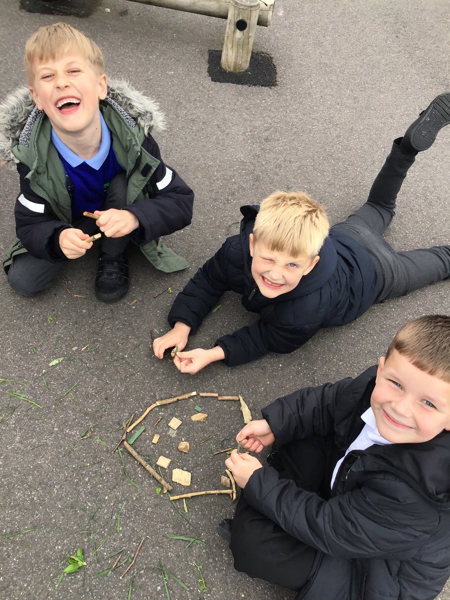 wla_y2's tweet photo. To celebrate Earth day, this afternoon we made natural collages using only things we could find outside. We created some brilliant collages using our imagination. https://t.co/ueVtMcyBgT