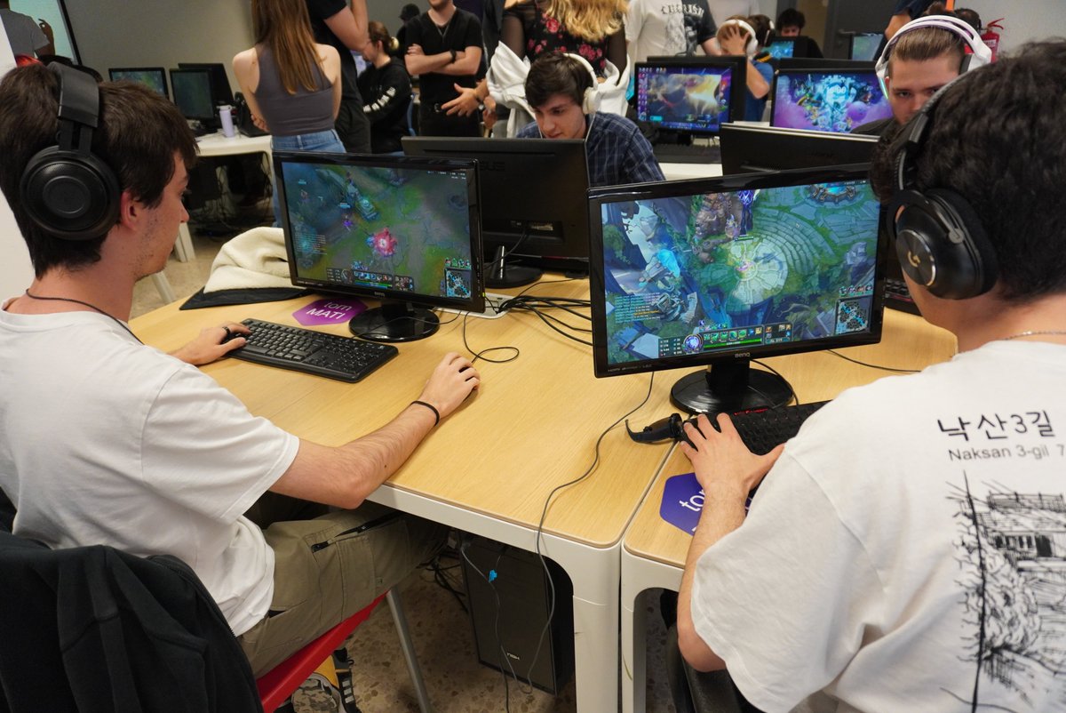 ENTI_BCN's tweet photo. Segueix l' #ENTIDAY amb tallers, música i competició de LOL i Smash Bros. https://t.co/fXZ3gHn8zc