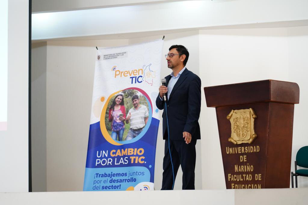 Ministerio_TIC's tweet photo. En la jornada '#PrevenTIC: un cambio por las TIC' Madeleine Gil y Julio Espejo, de la @CRCCol, capacitan a representantes de la industria acerca de los aspectos generales y las responsabilidades relacionadas con la presentación de informes y contribuciones en la industria TIC. https://t.co/ovDDiHeNnL