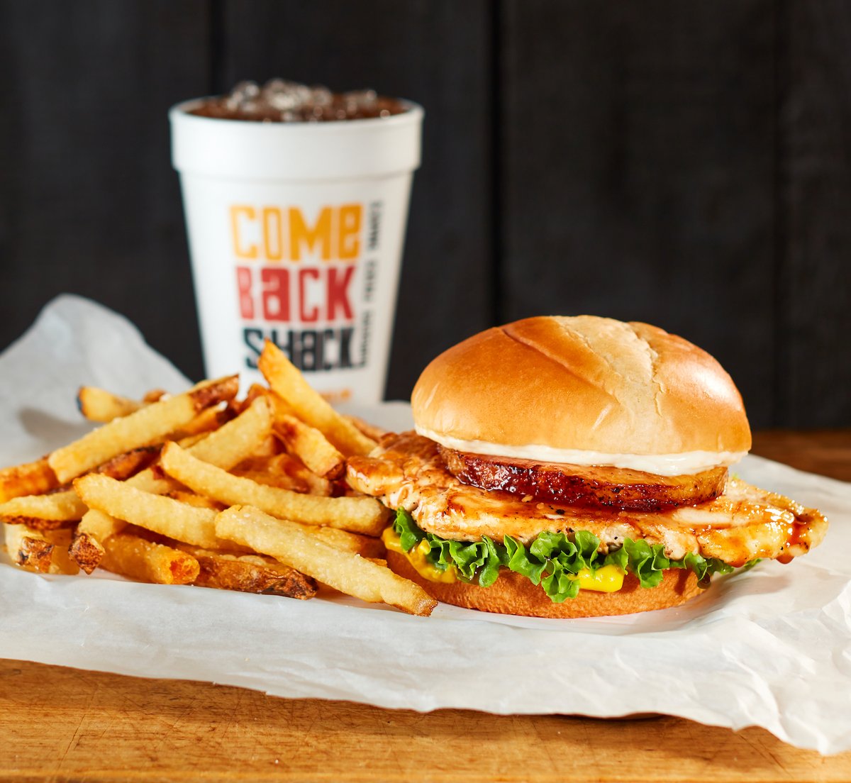 ComeBackShack's tweet photo. Today's weather has us craving something tropical! Try a Hawaiian Chicken Sandwich topped with mayo, mustard, lettuce, teriyaki sauce, and grilled pineapple! (PS: Pineapples DO belong on chicken sandwiches!!!) 🍍 🏝️ ☀️ https://t.co/NOaIGE4r44