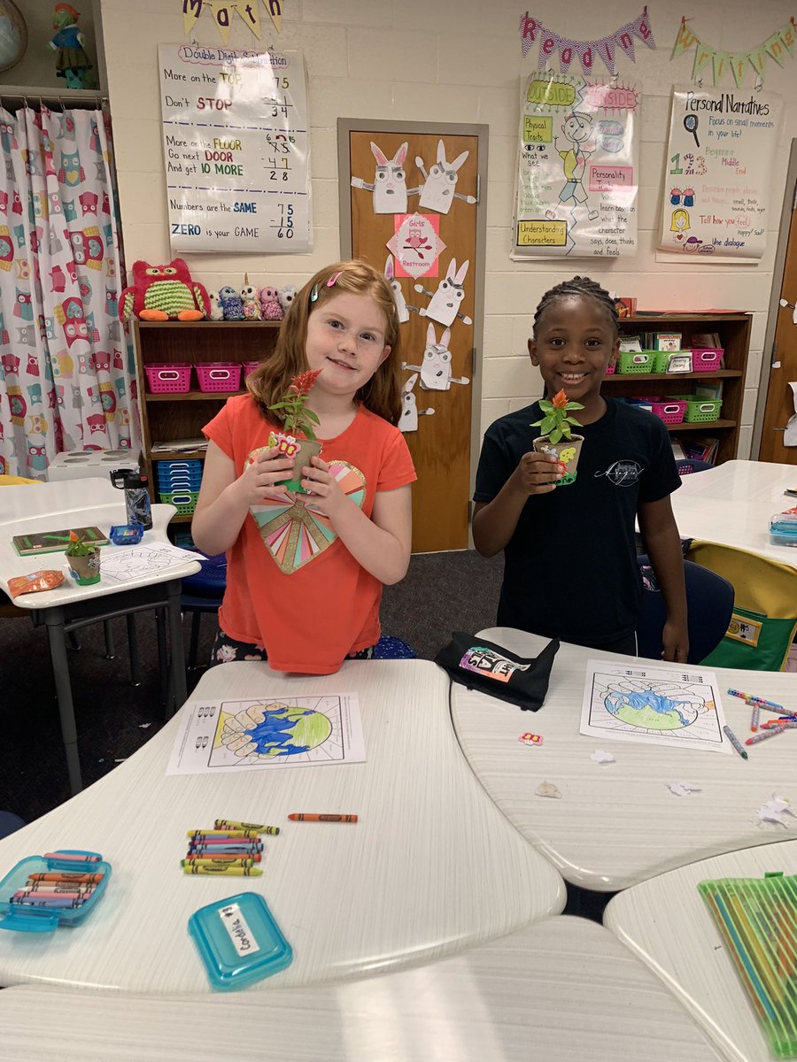 AmyLowder1's tweet photo. We are ready for Earth Day 🌎 💐 in 2nd Grade! #HECleads #OurD5Story https://t.co/31OTH13iFk