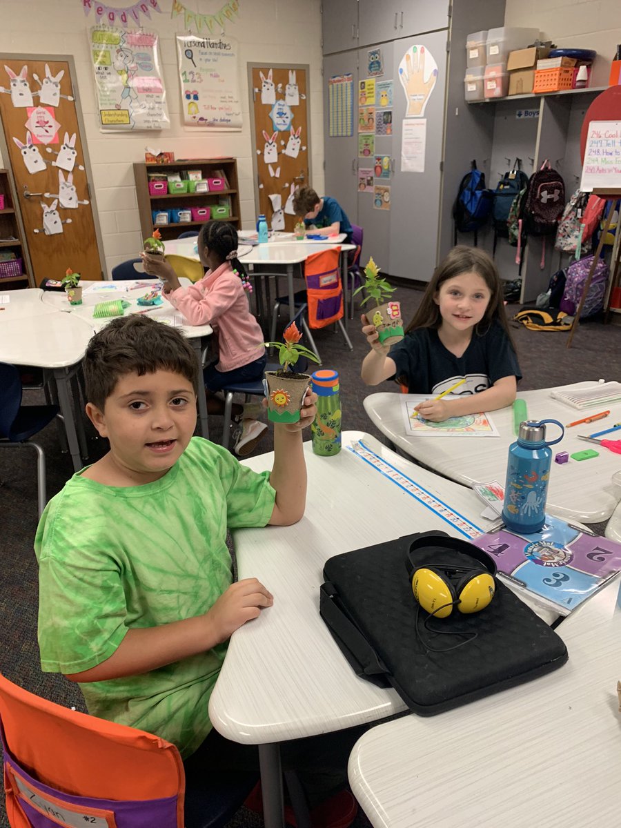 AmyLowder1's tweet photo. We are ready for Earth Day 🌎 💐 in 2nd Grade! #HECleads #OurD5Story https://t.co/31OTH13iFk