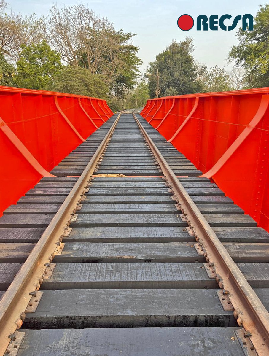 RECSA_MX's tweet photo. 🛤️🚂Seguimos avanzando en el puente más emblemático del recorrido en el tren del Istmo de Tehuantepec, el de Jesús Carranza sobre el Río Jaltepec (para algunos, Río Coatzacoalcos). 
#RECSA28
#ConstruyendoElFuturo https://t.co/319HGWEFb4