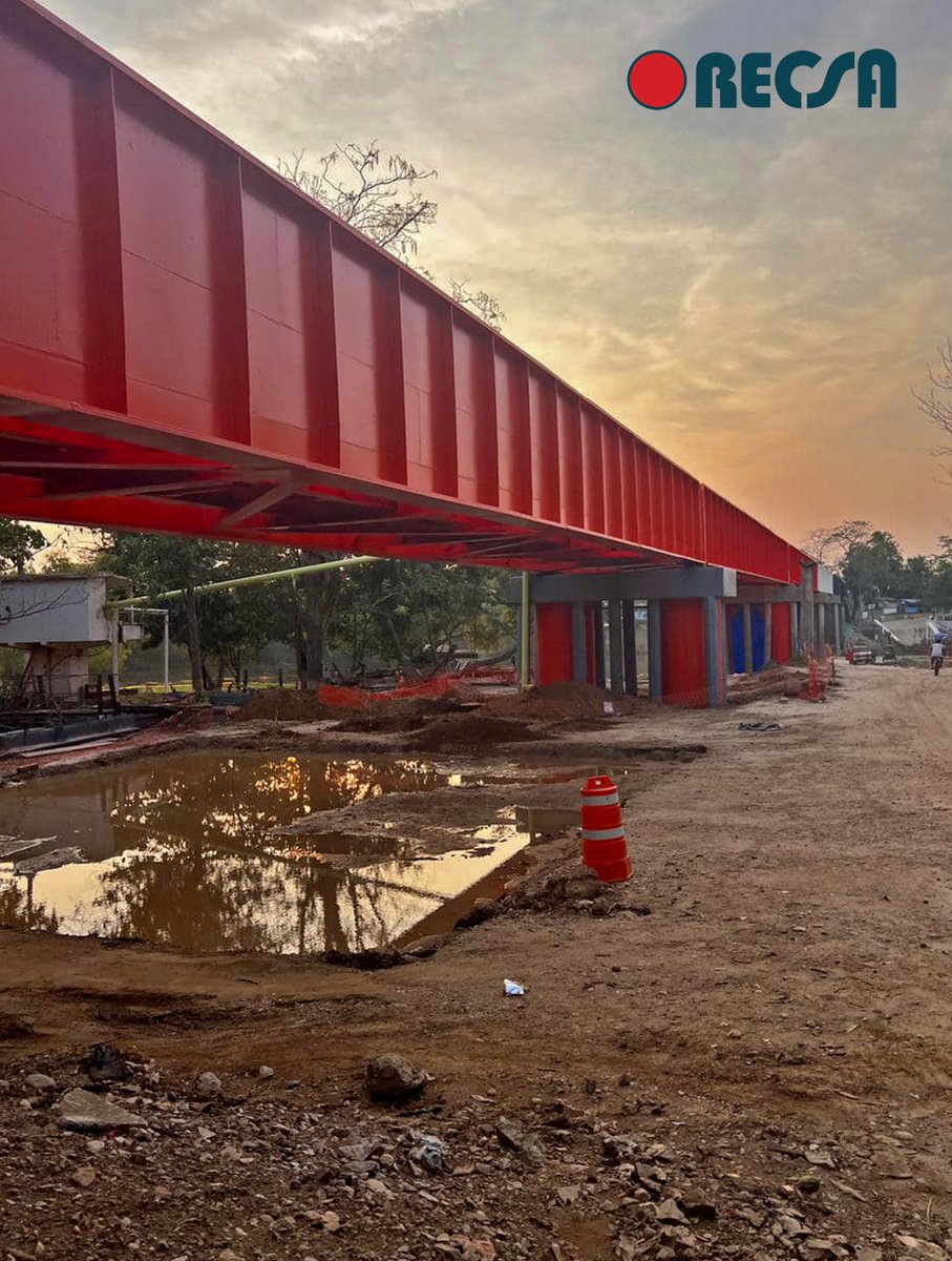 RECSA_MX's tweet photo. 🛤️🚂Seguimos avanzando en el puente más emblemático del recorrido en el tren del Istmo de Tehuantepec, el de Jesús Carranza sobre el Río Jaltepec (para algunos, Río Coatzacoalcos). 
#RECSA28
#ConstruyendoElFuturo https://t.co/319HGWEFb4