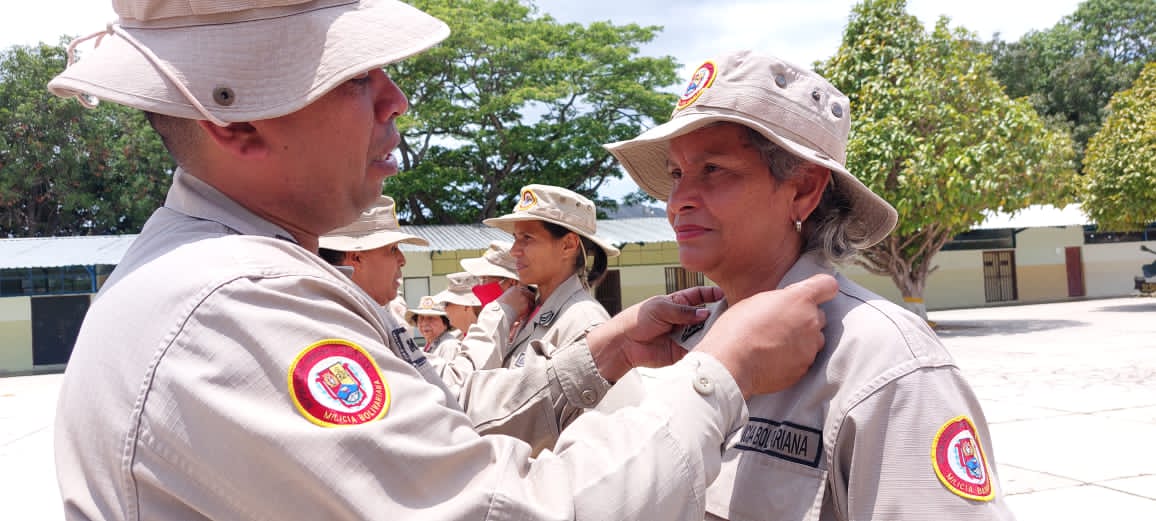 abogado34's tweet photo. ¡¡FELICITACIONES!!
En el marco de XIV Aniversario de la #MiliciaBolivariana CNEL @MaykMaykpino Cmdte @paramacay455 presidió Acto de ascensos y reconocimiento al personal Miliciano de la @NaguanaguaApdi @wistohorchourio @MILICIACARABOBO @vladimirpadrino
#JuegosDeportivosALBA ⚽🏀 https://t.co/aCX23hdr46