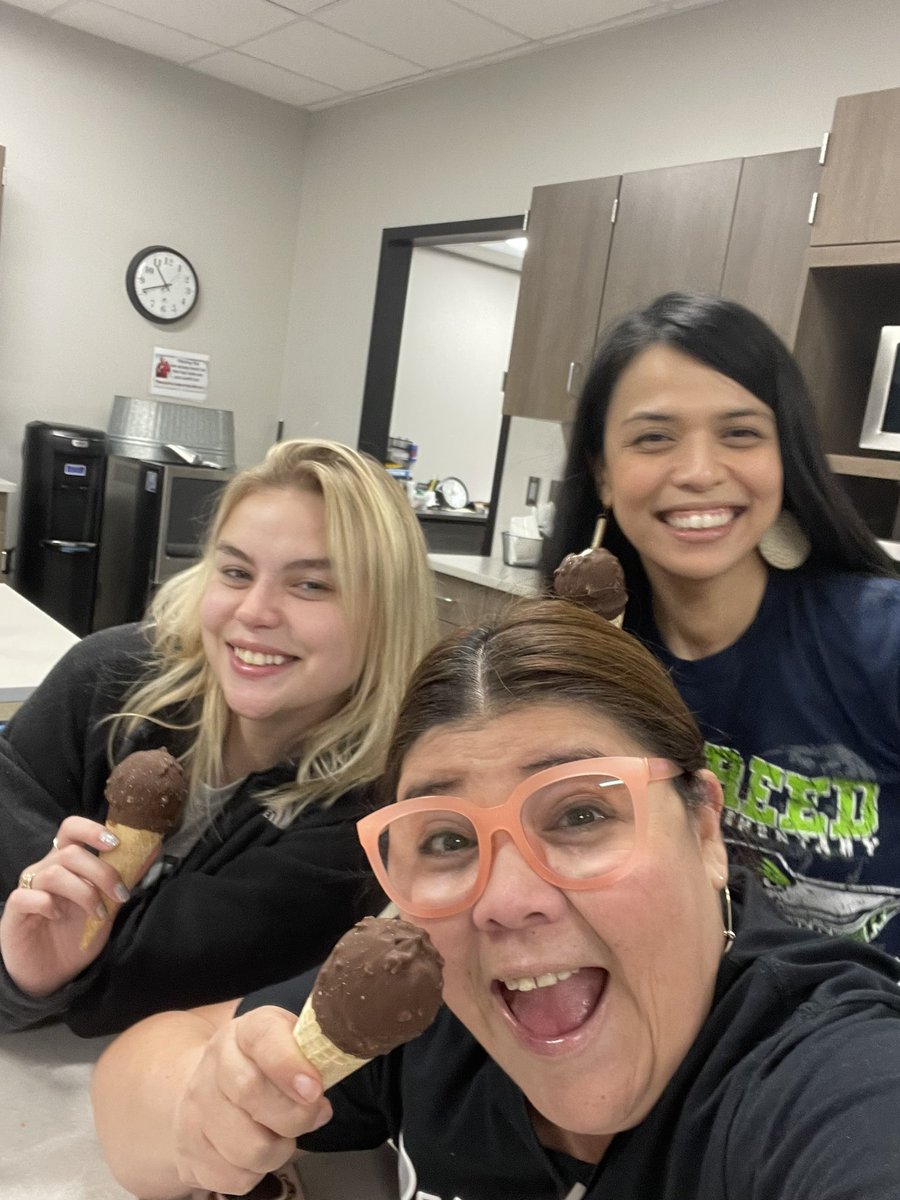 Ice cream treats to end the week! Thank you @CounselorsReed!! @Sydney_West_KG @MissPatyQ #reedbuildsminds