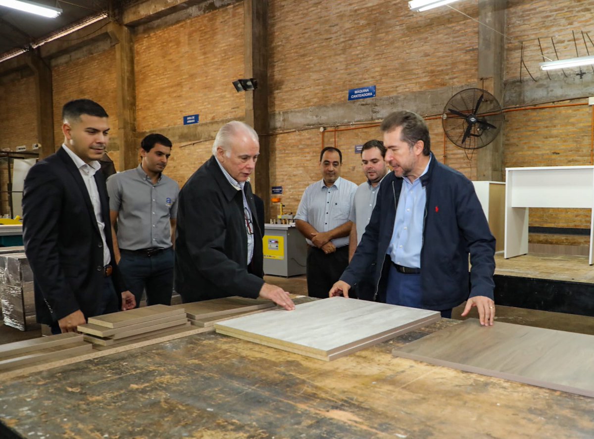✅La pequeña industria <a href="/amoblarpy/">a-MOBLAR</a> recibió del #PCM bienes de capital que fortalecerán su productividad y crecimiento competitivo

➡️El Mtro. <a href="/LuisCastiglioni/">Luis Alberto Castiglioni</a> y el Vicemtro. @MaximoFBarretoC, de #MYPIMES, entregaron los equipos a los hnos. Luis y Sebastián Báez Bonzi, en V. Elisa
