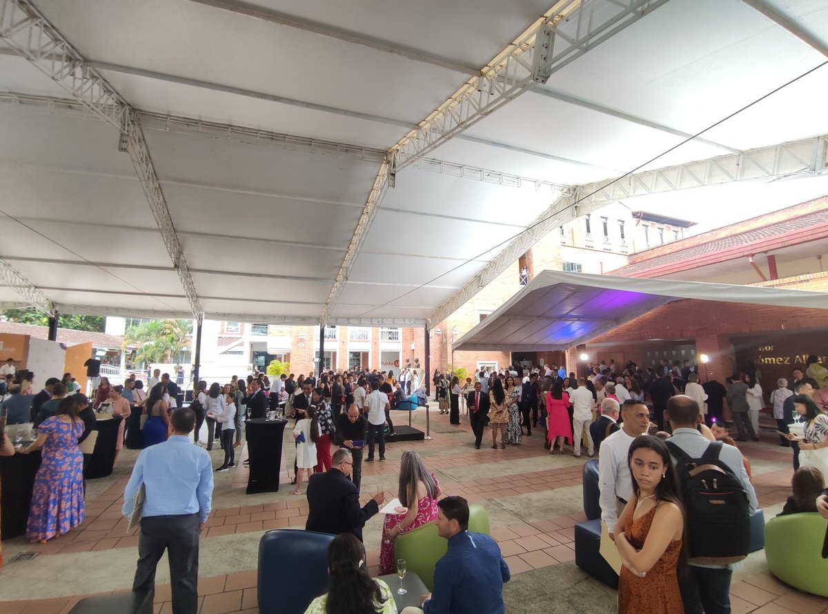 unab_online's tweet photo. Es el momento de celebrar y reconocer todo el esfuerzo y dedicación que han puesto en su formación académica. 👏🧡
#OrgulloUNAB #GradosUNAB https://t.co/5FfcuC3dDX