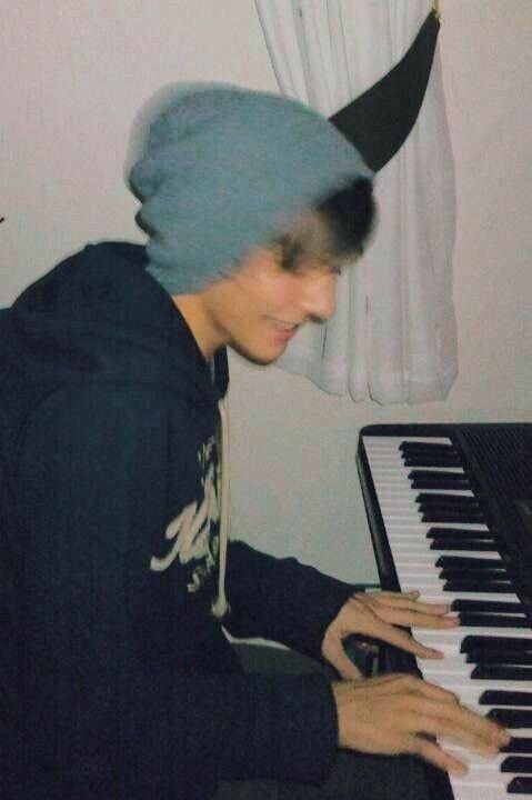 91tkitten's tweet image. pianist