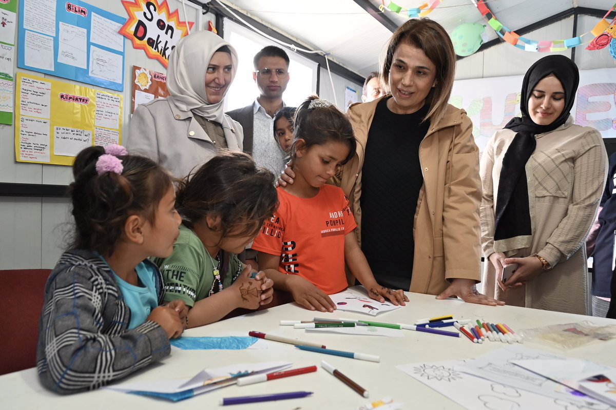 ➡️Vali Becel, ziyaretinde, depremzede vatandaşlarımızın Ramazan Bayramlarını tebrik ederek, depremden etkilenen vatandaşlarımıza taziye ve geçmiş olsun dileklerini iletti.