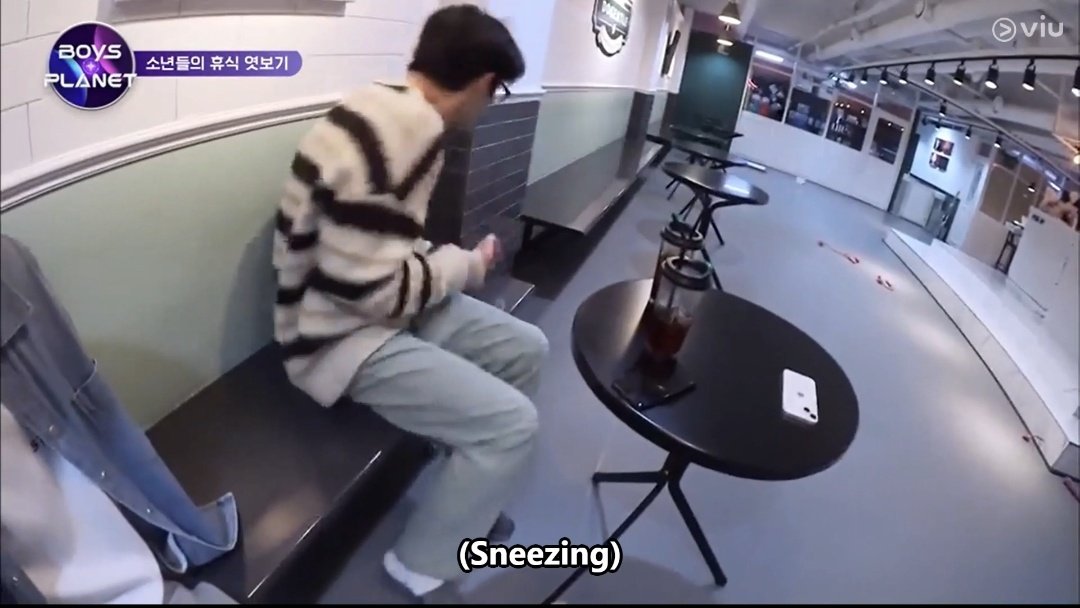 JEBIW00NG's tweet image. mayb i'm delusional but jiwoong def went to the dog cafe with seobin 😭😭 someone beside him &amp;amp; the shirt that the person is wearing is same as sb. sb posted those pics on ig on 12th April, 1 day before the ep was out.. was he hinting us 🥹 2 drinks &amp;amp; phone were on the table too..