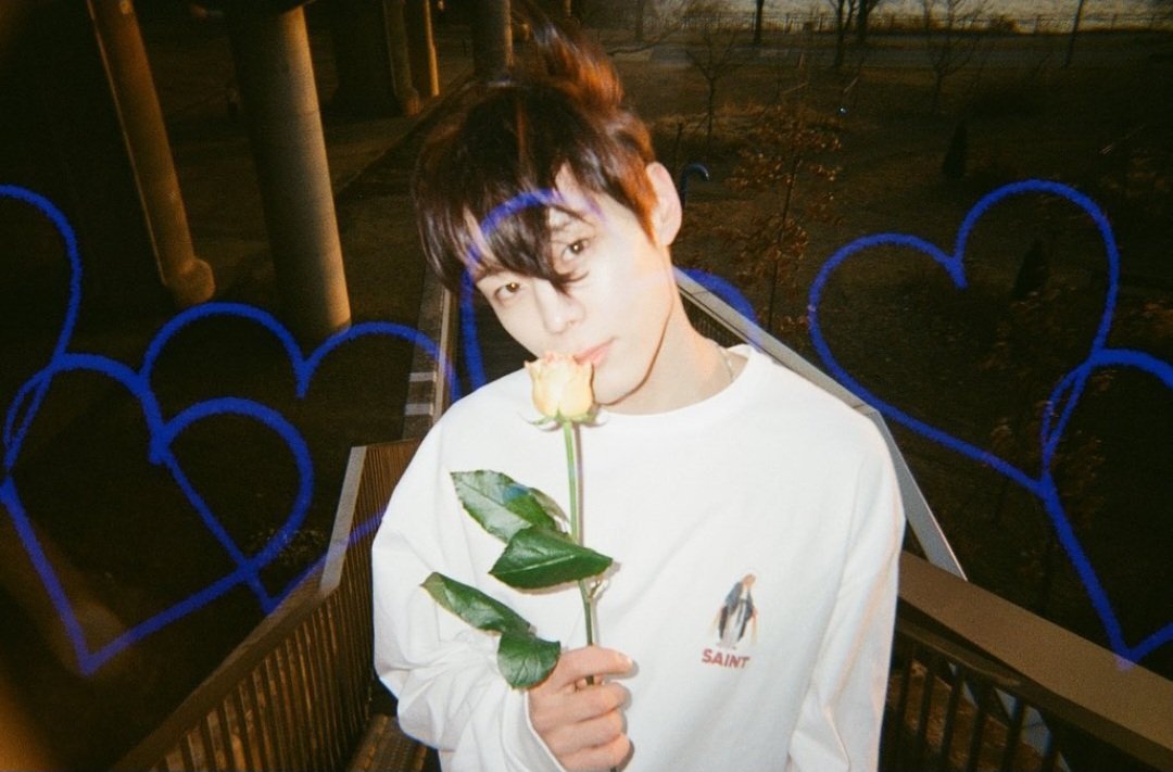 JEBIW00NG's tweet image. mayb i'm delusional but jiwoong def went to the dog cafe with seobin 😭😭 someone beside him &amp;amp; the shirt that the person is wearing is same as sb. sb posted those pics on ig on 12th April, 1 day before the ep was out.. was he hinting us 🥹 2 drinks &amp;amp; phone were on the table too..