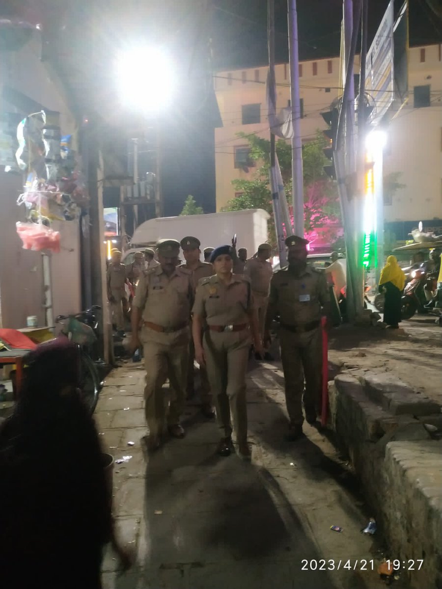 DcpVns's tweet photo. #DcpVarunaZoneVns @Arti_IPS17  के द्वारा ईद की पूर्व संध्या पर वरुणा जोन क्षेत्र अन्तर्गत कानून/शान्ति/सुरक्षा व्यवस्था के दृष्टिगत पुलिस फोर्स के साथ #Foot_Patrolling एवं सघन चेकिंग की गयी तथा अतिक्रमण हटवाए गये।  
#UPPolice #PoliceCommissionerateVaranasi https://t.co/3IBvtXY6iz
