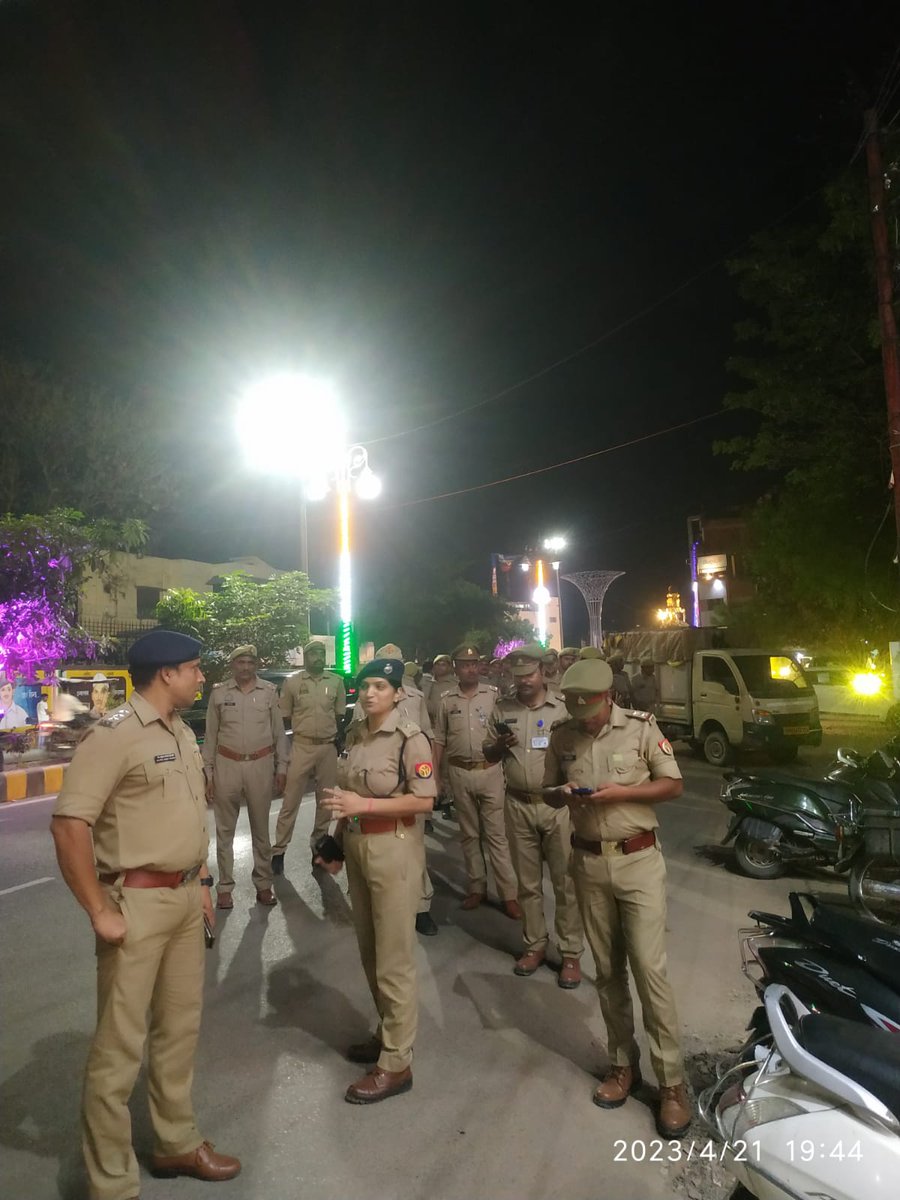 DcpVns's tweet photo. #DcpVarunaZoneVns @Arti_IPS17  के द्वारा ईद की पूर्व संध्या पर वरुणा जोन क्षेत्र अन्तर्गत कानून/शान्ति/सुरक्षा व्यवस्था के दृष्टिगत पुलिस फोर्स के साथ #Foot_Patrolling एवं सघन चेकिंग की गयी तथा अतिक्रमण हटवाए गये।  
#UPPolice #PoliceCommissionerateVaranasi https://t.co/3IBvtXY6iz