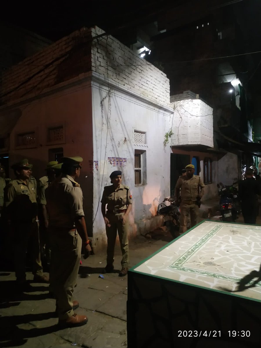 DcpVns's tweet photo. #DcpVarunaZoneVns @Arti_IPS17  के द्वारा ईद की पूर्व संध्या पर वरुणा जोन क्षेत्र अन्तर्गत कानून/शान्ति/सुरक्षा व्यवस्था के दृष्टिगत पुलिस फोर्स के साथ #Foot_Patrolling एवं सघन चेकिंग की गयी तथा अतिक्रमण हटवाए गये।  
#UPPolice #PoliceCommissionerateVaranasi https://t.co/3IBvtXY6iz