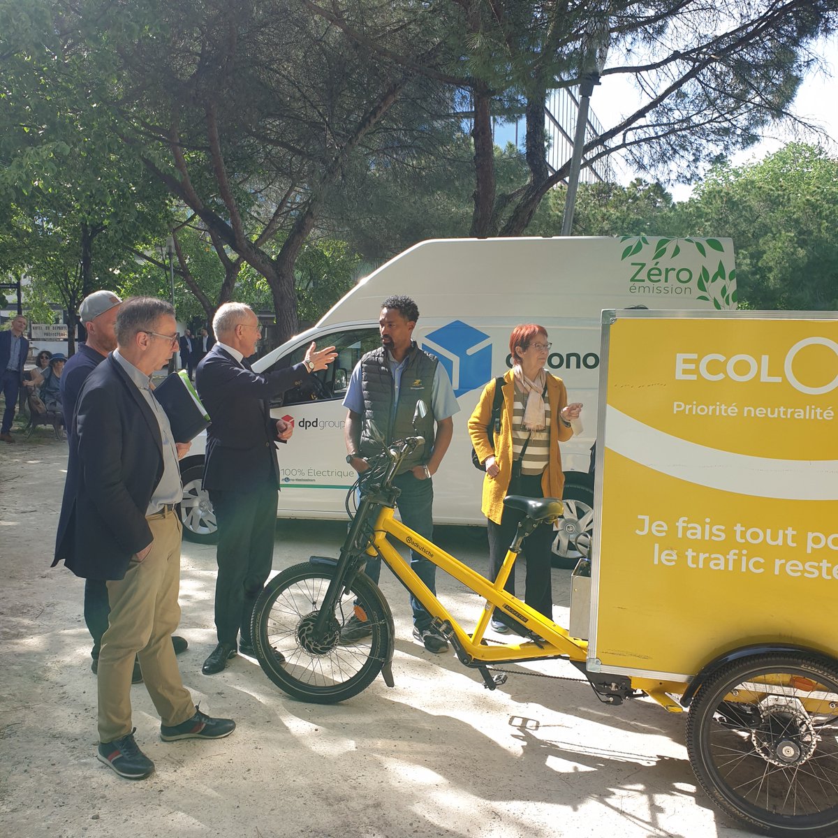 La Poste Groupe NA (@lpnews_na) on Twitter photo #Décarbonation des flottes, #cyclologistique, nouveau maillage de sites logistiques une livraison au dernier km durable.
#Colissimo, <a href="/Chronopost/">Chronopost</a> et <a href="/DPD_Fr/">DPD France</a> disposent de 8️⃣8️⃣0️⃣ véhicules à faible émission #électriques et #GNV + 31 #véloscargos dans la métropole bordelaise #Décarbonation des flottes, #cyclologistique, nouveau maillage de sites logistiques une livraison au dernier km durable.
#Colissimo, <a href="/Chronopost/">Chronopost</a> et <a href="/DPD_Fr/">DPD France</a> disposent de 8️⃣8️⃣0️⃣ véhicules à faible émission #électriques et #GNV + 31 #véloscargos dans la métropole bordelaise