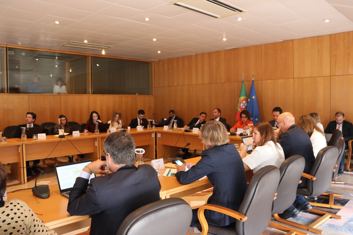 ambiente_pt's tweet photo. Hoje, na Comissão da Seca, com o #SEAmb, Hugo Pires, o #MAAC, Duarte Cordeiro, deu conta da evolução de investimentos estruturais para fortalecer o abastecimento de água.  Dessalinizadoras, barragens, medidas de eficiência hídrica, diminuição de perdas e de uso de água reciclada. https://t.co/kNWFjP6aLh
