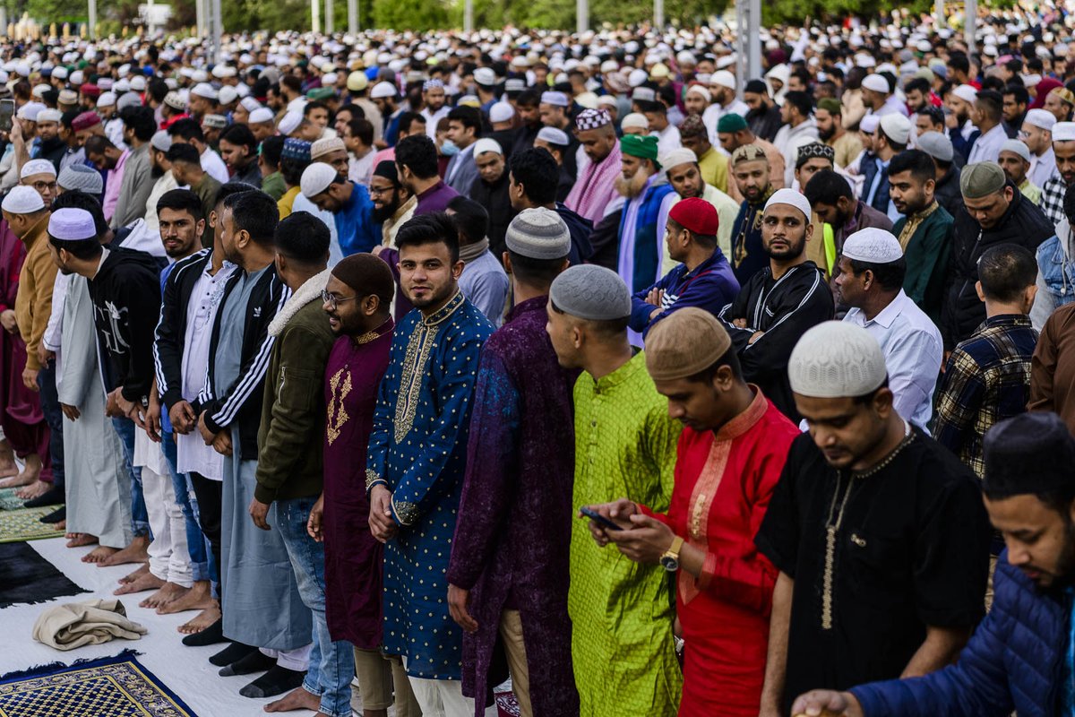 Photographyto8's tweet photo. Final del Ramadán (Eid al-Fitr) en la plaza de Martim Moniz de Lisboa.

#EidAlFitr2023 #Ramadan #EidUlFitrLisboa @CamaraLisboa https://t.co/LzoW9bS5oF