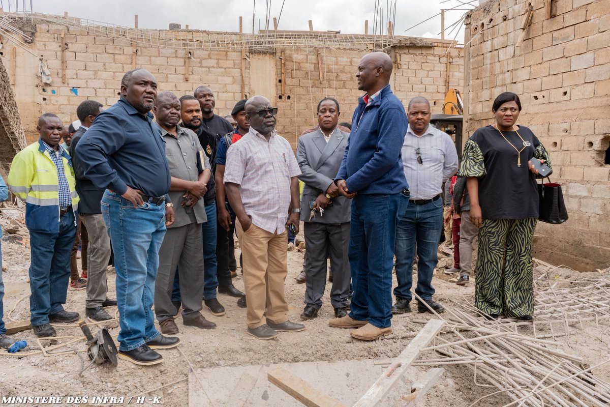 des_infras's tweet photo. Écroulement du bâtiment en construction au Quartier Industriel, le Ministre évalue les dégâts et etabli les responsabilités techniques. @JacquesKyabula https://t.co/RkU5yOHgDb