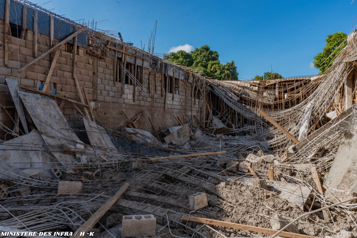 des_infras's tweet photo. Écroulement du bâtiment en construction au Quartier Industriel, le Ministre évalue les dégâts et etabli les responsabilités techniques. @JacquesKyabula https://t.co/RkU5yOHgDb