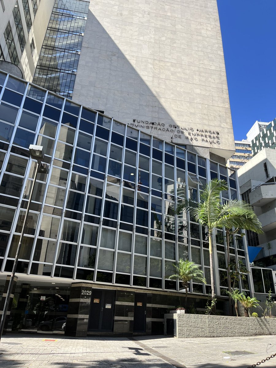 danimontori_at's tweet photo. Hoje foi o dia de passar na frente da escola e lembrar dos bons anos que passei aqui!
Passa um filme na cabeça!
Valeu, @FGV_EAESP!
#administraçãopública
#ap1997
#fgv
#administração
#eaesp https://t.co/Iv2fNr8FYm