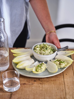 wateetjanneke's tweet photo. De laatste dag van de #weekvandeovergang en daarom voorlopig even de laatste foto uit 'Eten als medicijn: Overgang', het boek dat ik schrijf met gynaecologe Dorenda van Dijken. Verschijningsdatum is 16 juni en tegen die tijd ga ik je uiteraard weer mee om de oren slaan. (Draadje) https://t.co/hqkmvYunj3