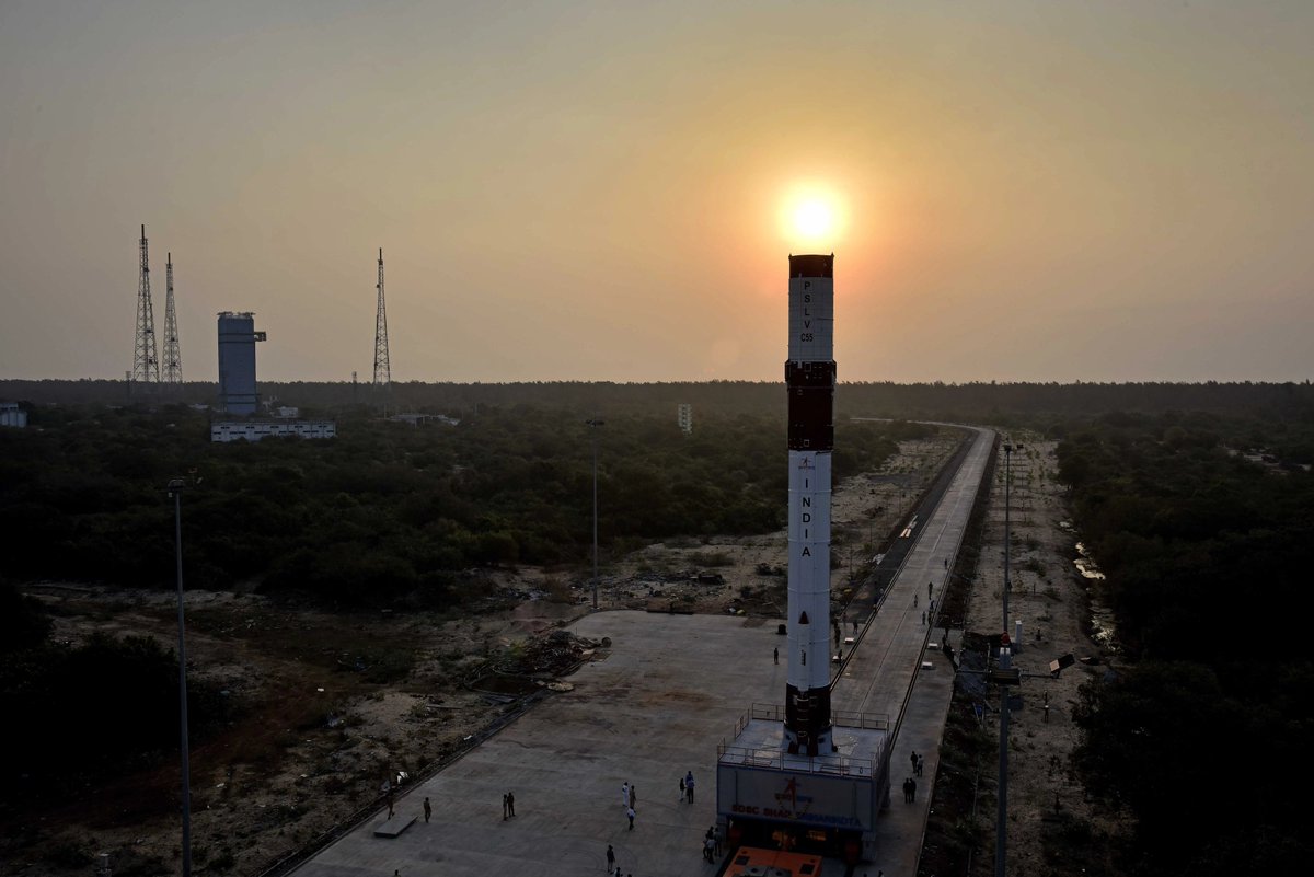 TirthaChakraba2's tweet image. Give ISRO's still photographer a medal.