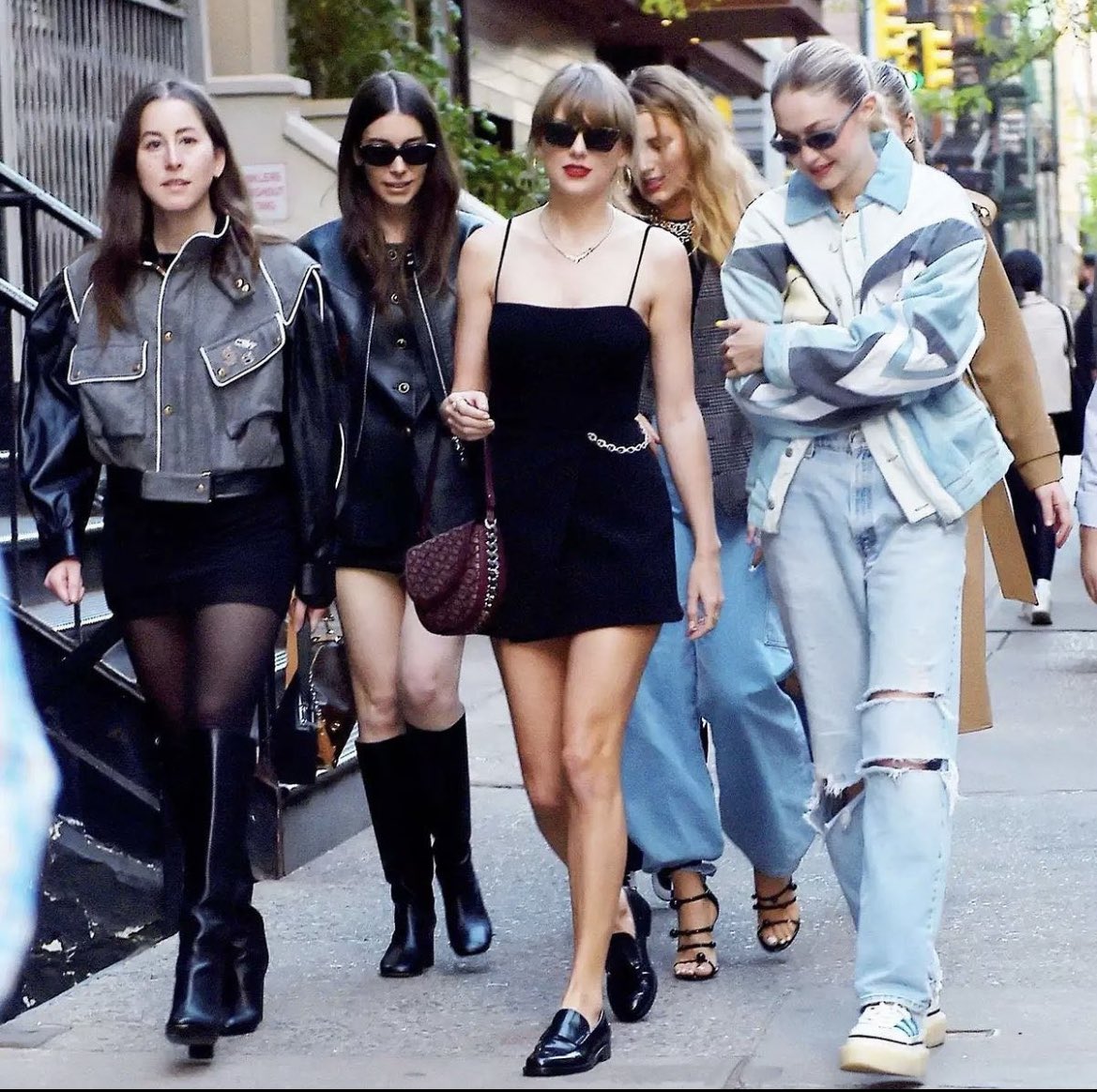 SwiftNYC's tweet photo. 📸 🚨 TAYLOR IN NYC OUT WITH Gigi Hadid and the HAIM sisters! 🥹 https://t.co/yC0i4q836s