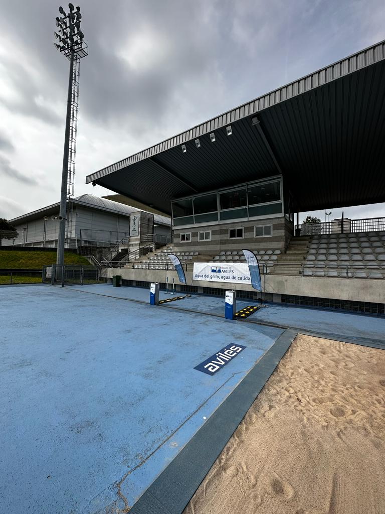 AguasdeAviles's tweet photo. Las fuentes de #agua 💧 ya están instaladas en la pista de atletismo Yago Lamela para la Carrera Solidaria por el Sáhara y estamos muy contentos de aportar nuestro granito de arena en este evento que aúna deporte y solidaridad. ¡Nos vemos el domingo! 🏃 🏃‍♀️ https://t.co/2Dzv65Iclx