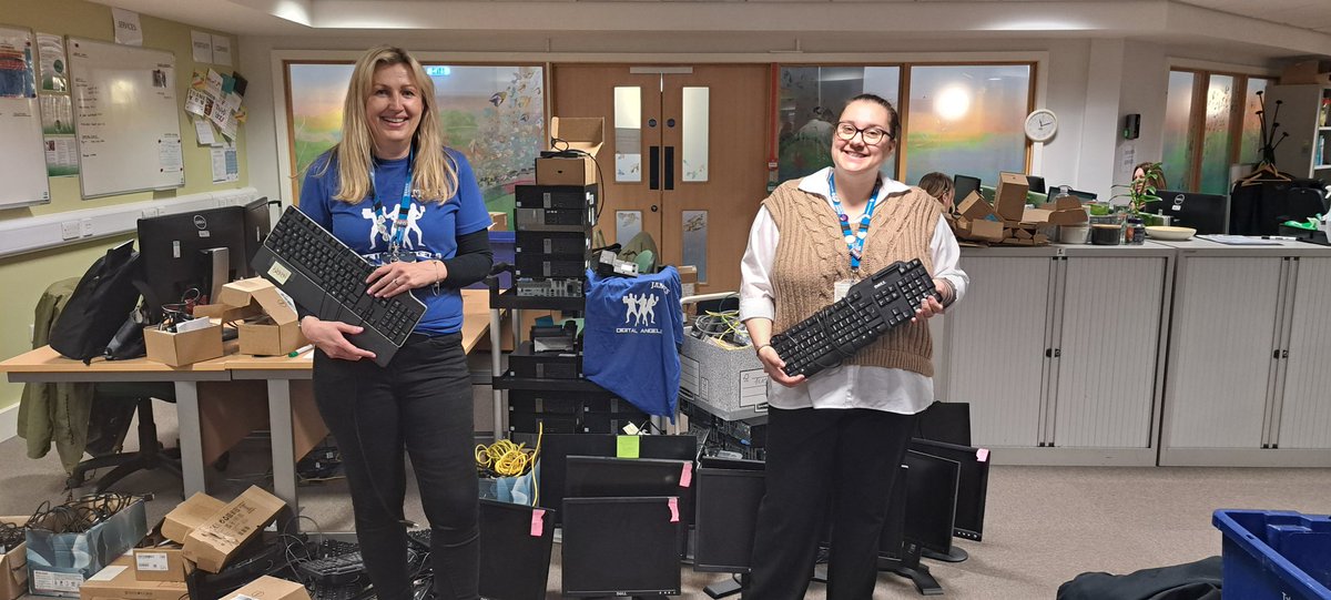 TrishNolan's tweet image. Great day at Severnfields working as a team to improve the connectivity and office space.  Big thanks @ItMpft #DigitalAngels, #HealthInformatics @MpftDigital