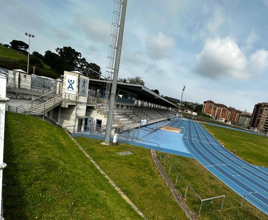 Las fuentes de #agua 💧 ya están instaladas en la pista de atletismo Yago Lamela para la Carrera Solidaria por el Sáhara y estamos muy contentos de aportar nuestro granito de arena en este evento que aúna deporte y solidaridad. ¡Nos vemos el domingo! 🏃 🏃‍♀️
