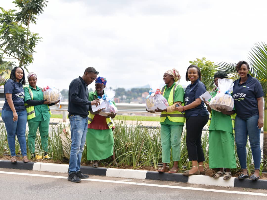 BPRbankrw's tweet photo. BPR Bank appreciates the Men and Women that preserves our environment and keeps our streets clean and green,Muri abagaciro. #BPRCelebratesEarthDay #ForPeopleForBetter https://t.co/Xq0aD9S13D